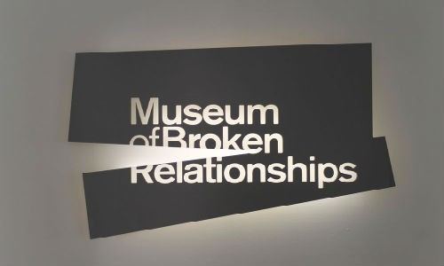  Bảo tàng tình tan (Museum of Broken Relationships) ở Los Angeles, Mỹ giống như tên gọi của nó với những hiện vật được quyên tặng bởi những người từng trải qua những mối tình tan vỡ.